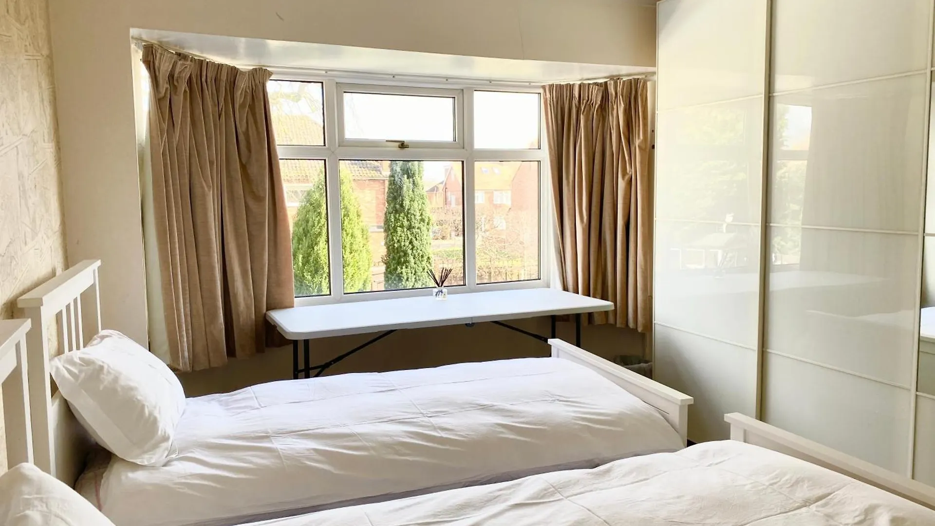 Spacious Five-Bedroom House Close To York Centre - Orchid House